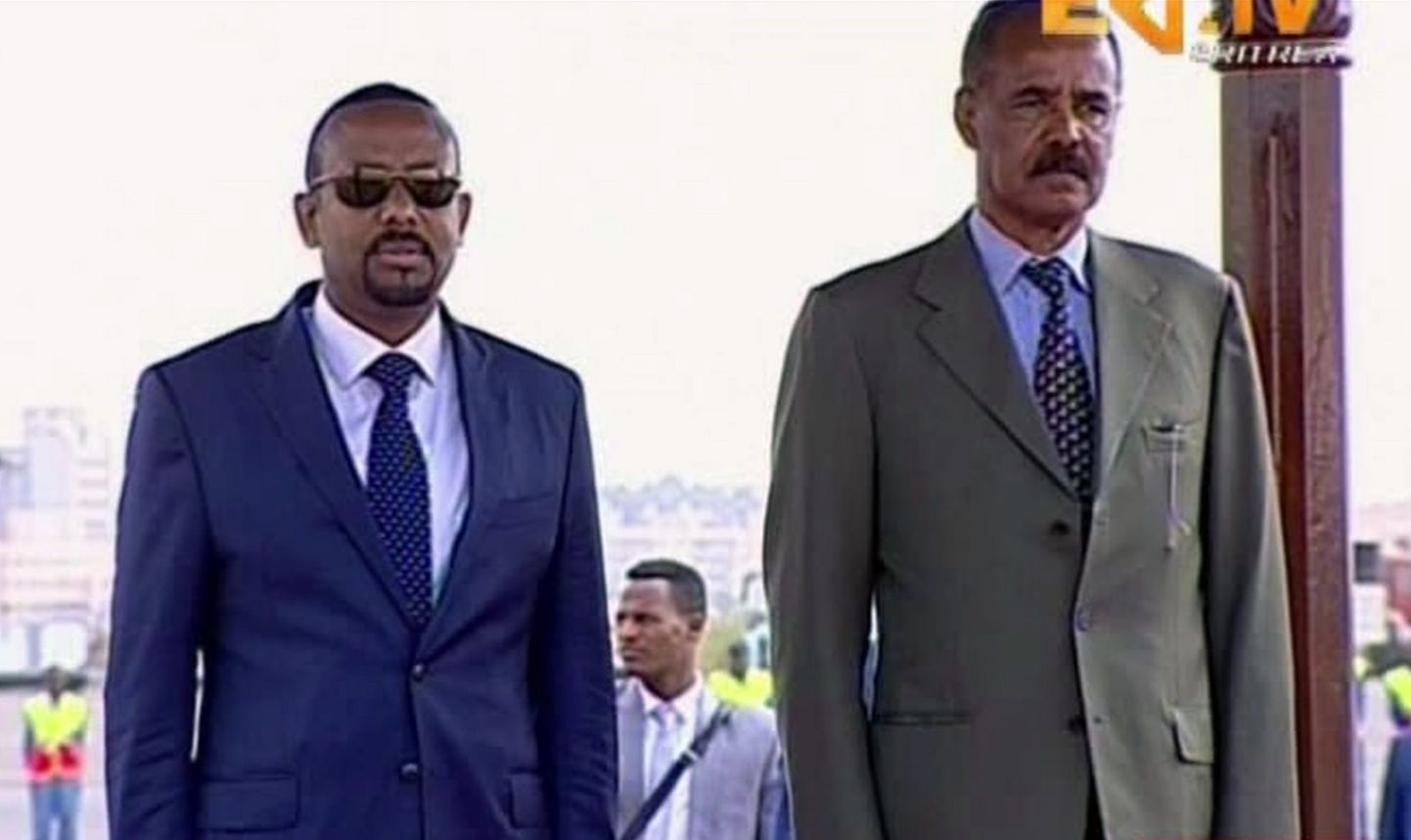 Etioopia peaminister Abiy Ahmed (vasakul) ja Eritrea valitsusjuht Isaias Afwerki leppe sõlmimisel.