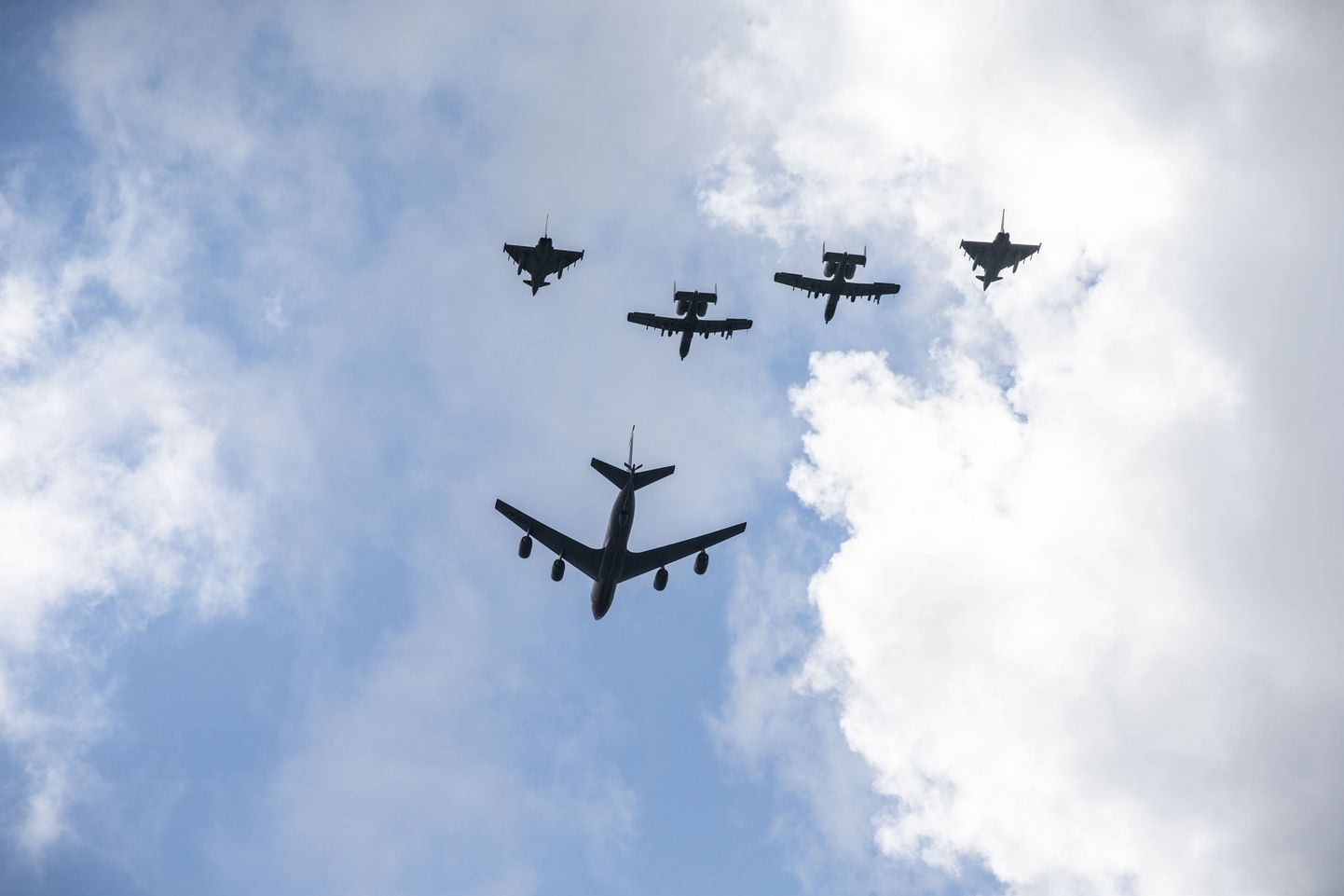 USA ründelennukid A-10, kaks hävitajat (keskmised) Eurofighter Typhoon ja tankurlennuk KC-135 pildistatud Tallinna kesklinna kohal.