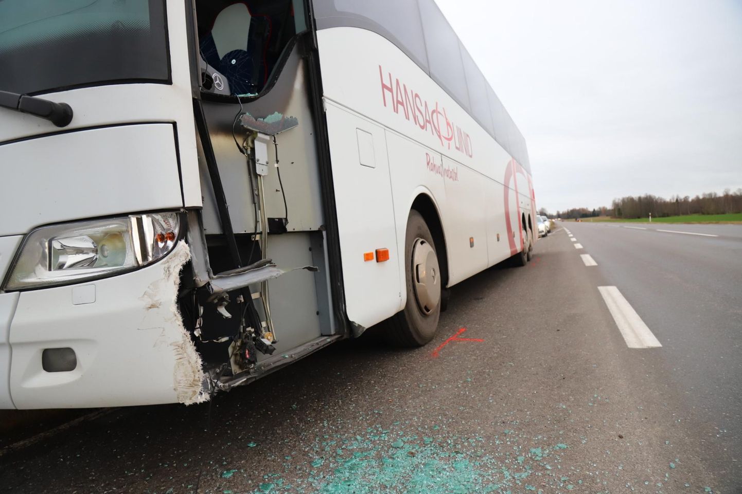 Bussijuhi terviserike sundis autosid kõrvale põikama ja teelt välja sõitma, üks auto sai kokkupõrkes ka kannatada.