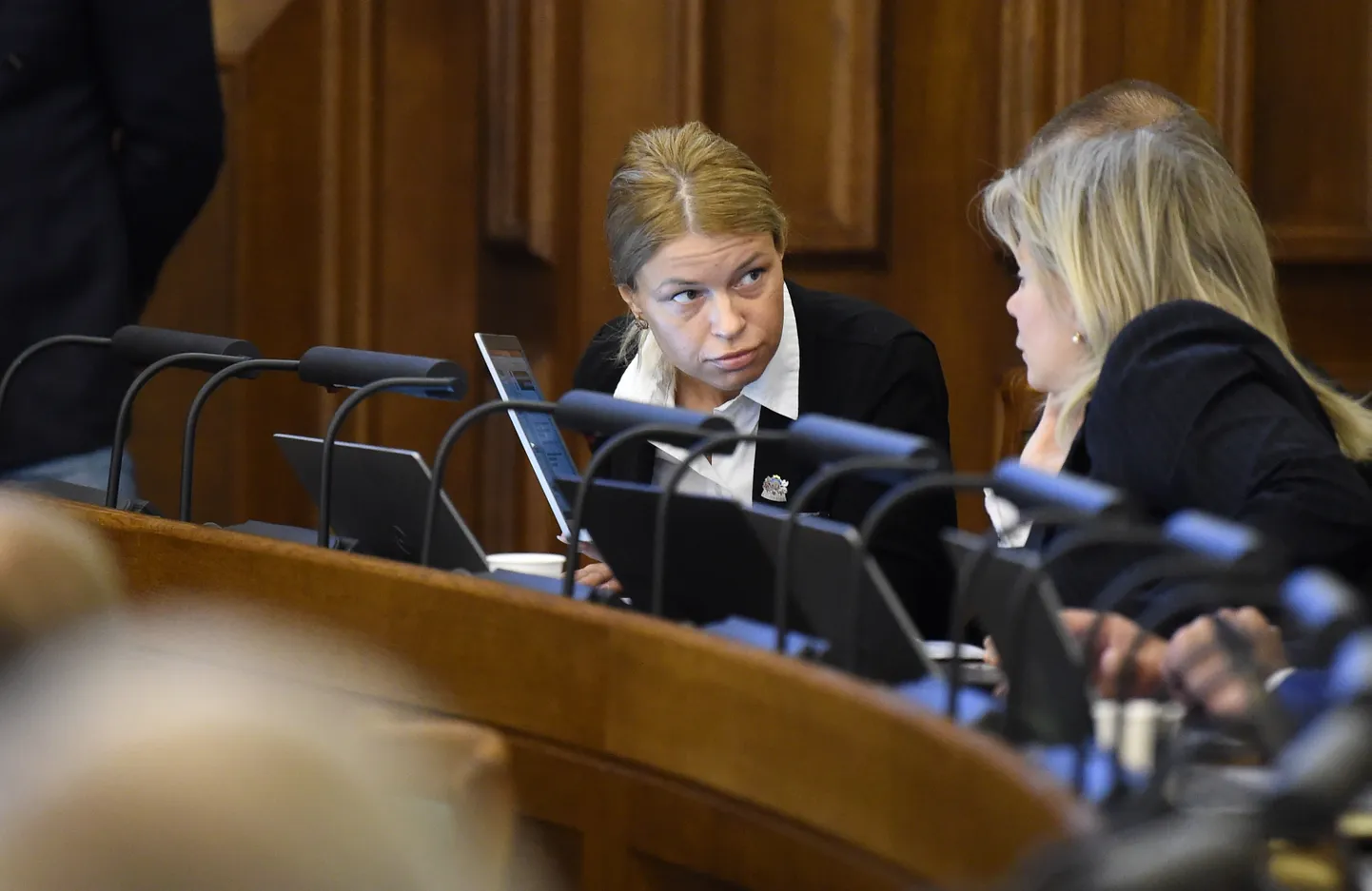 Saeimas deputāte Glorija Grevcova (no kreisās) Saeimas ikgadējo ārpolitikas debašu laikā.