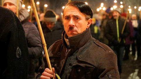 «Otsige Hitler üles!» ⟩ Tõrvikurongkäigul nähtud kohalik Adolf Hitler tõmbas rahva käima