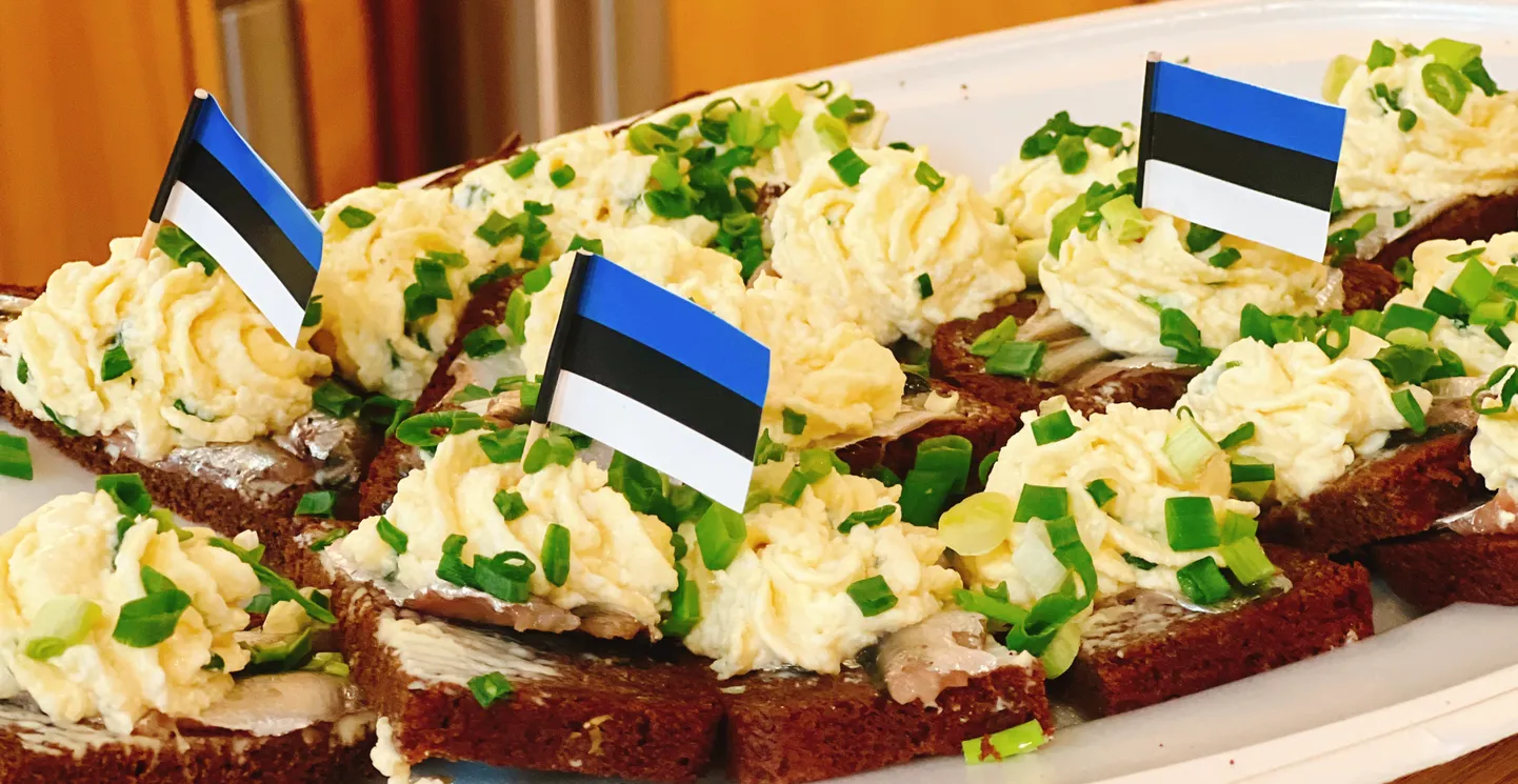 Бутерброды с килькой и яичной смесью.