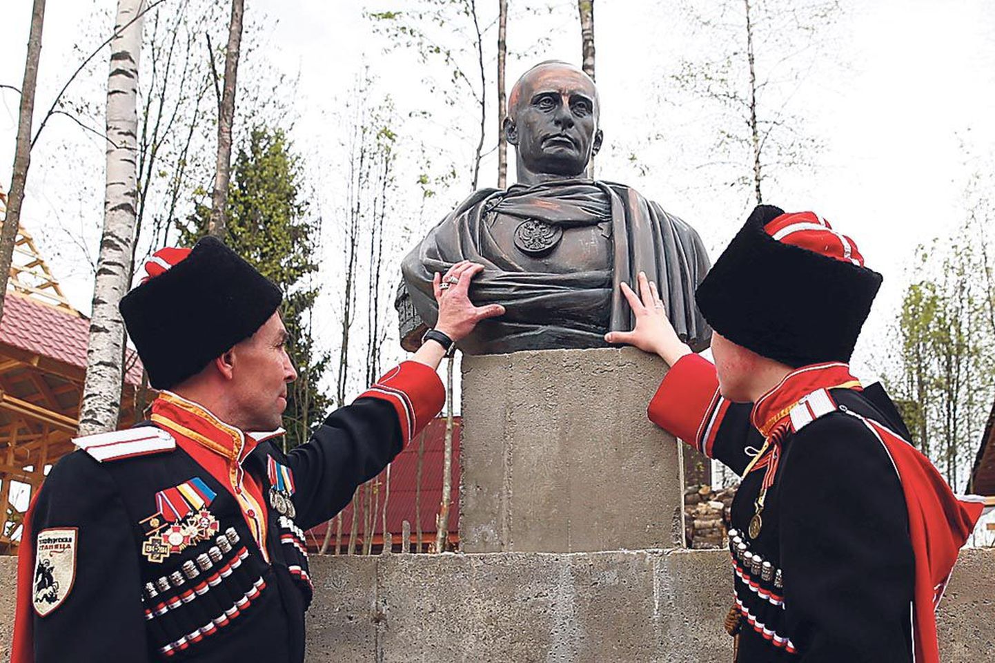 Leningradi oblastis avati Vladimir Putini büst, kus teda kujutatakse Rooma keisrina.
