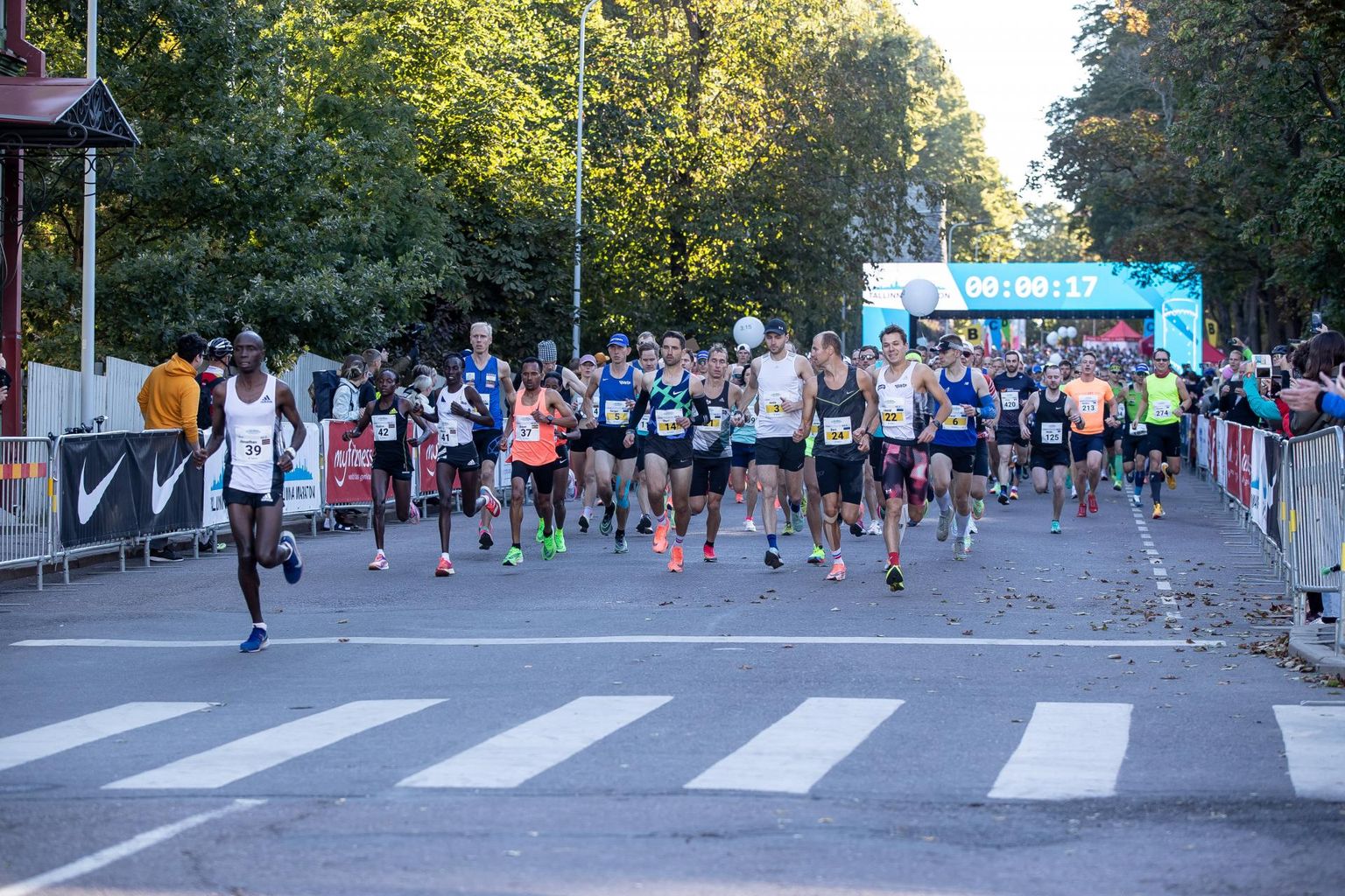 Tallinna maratoni klassikalisel distantsil võidutsesid nii meeste kui naiste arvestuses keenialased. Viljandimaalt pärit jooksjatest oli parim Ülari Kais (number 14).