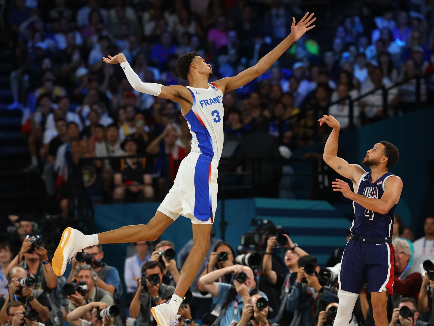 Mehed, kes muudavad korvpalli. Stephen Curry (paremal) andis Pariisi olümpial teatud mõttes teatepulga üle Victor Wembanyamale.
