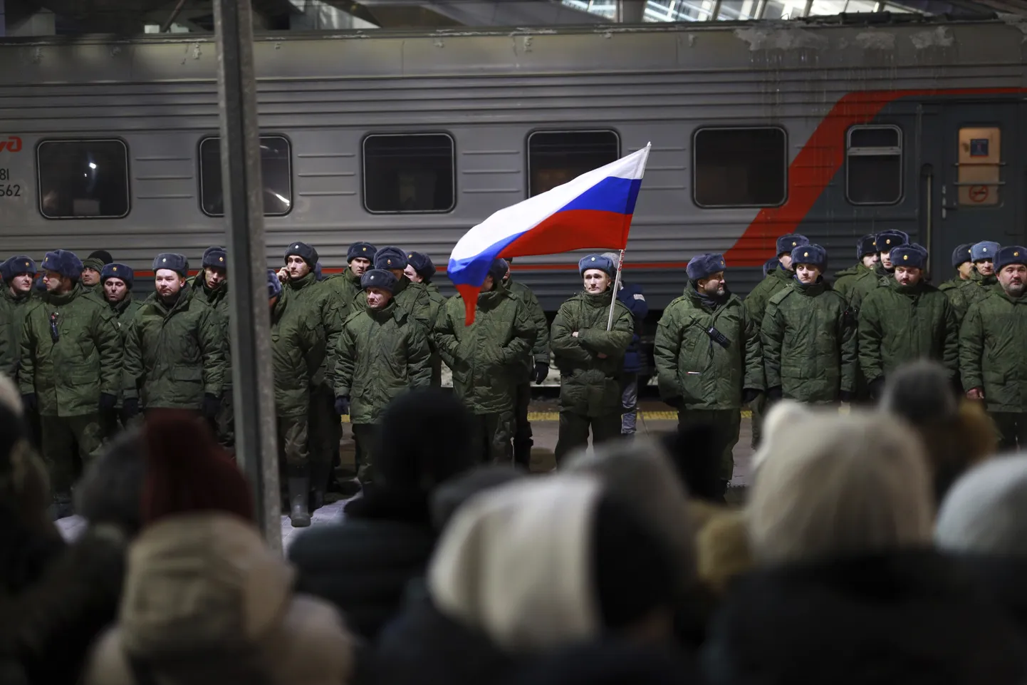 Ukraina sõjaks mobiliseeritud Vene sõdurid tseremoonial enne rongile minekut Venemaal Tjumeni raudteejaamas 2. detsembril 2022. aastal.