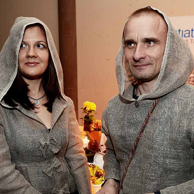 Režisors Ivars Zviedris ar draudzeni Signi speciāli mediju grupas "MTG" rudens ballei šūdinājuši linu tērpus 