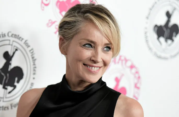 Төменнен жалаң аяқтың суреті