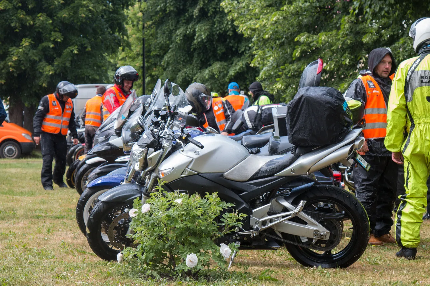 Motobande Viljandis raekoja pargis.