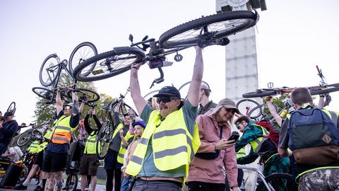 ГАЛЕРЕЯ ⟩ Смотрите, как сотни велосипедистов покорили площадь Вабадузе!