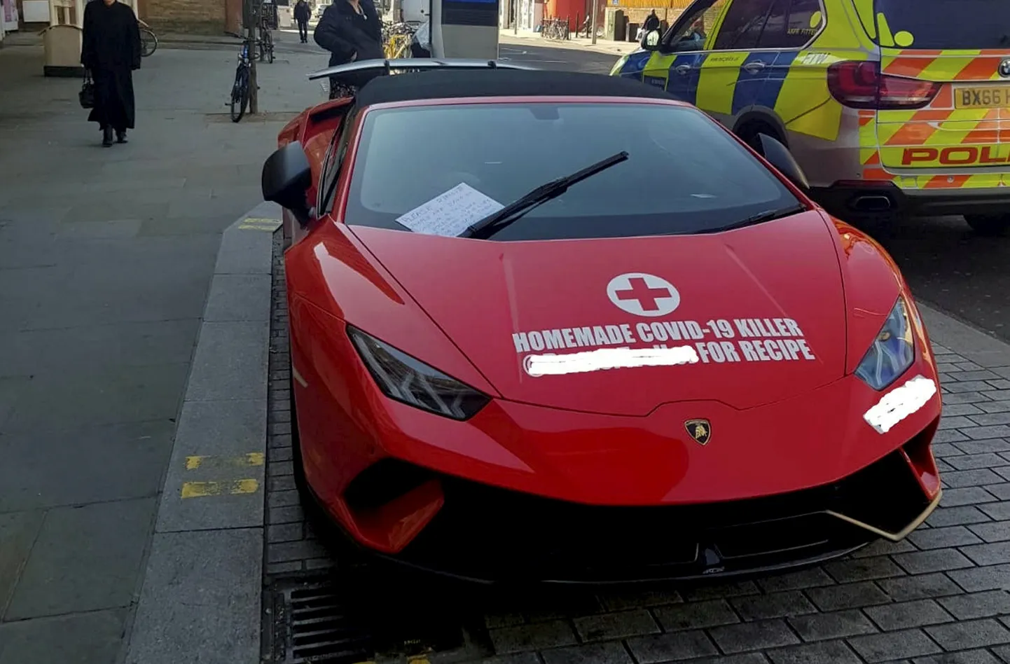 Juutuuber Doctor Troller, kes teeb inimestele vempe enda sõnul vaid nende lõbustamiseks, parkis oma kalli punase Lamborghini teisipäeval kahe Suurbritannias asunud haigla ette tekitades sellega paljudes pahameelt.
