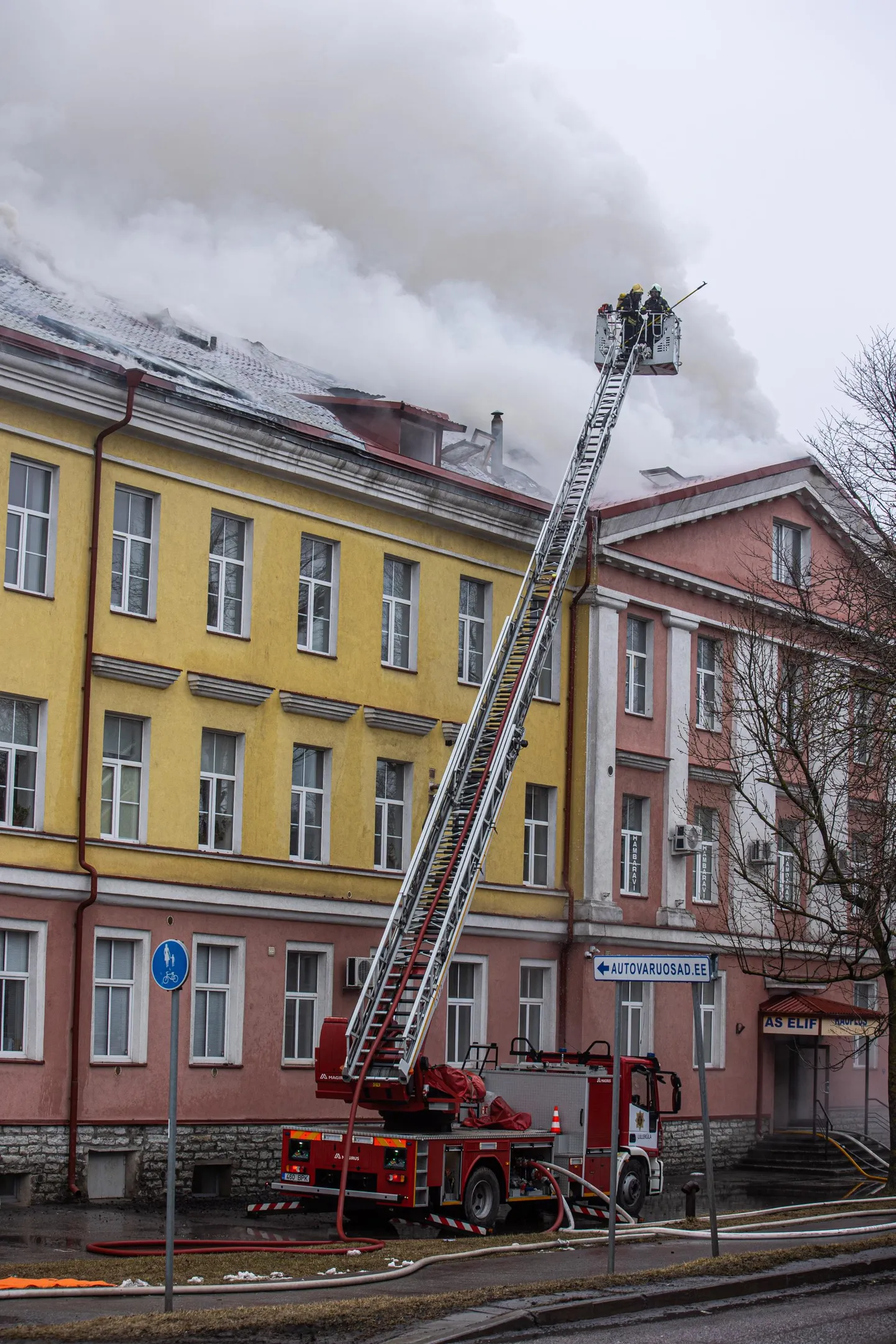 Keerulise planeeringuga maja oli raske kustutada.