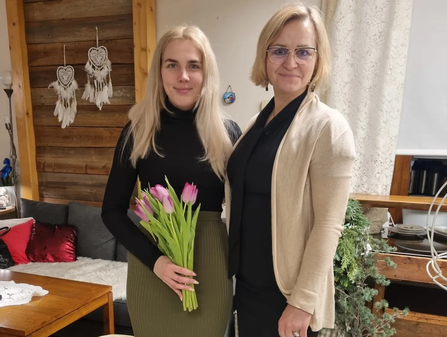 Teatepulga Maris Neenole (vasakul) andis edasi senine esimees 
Jana Morozov.
