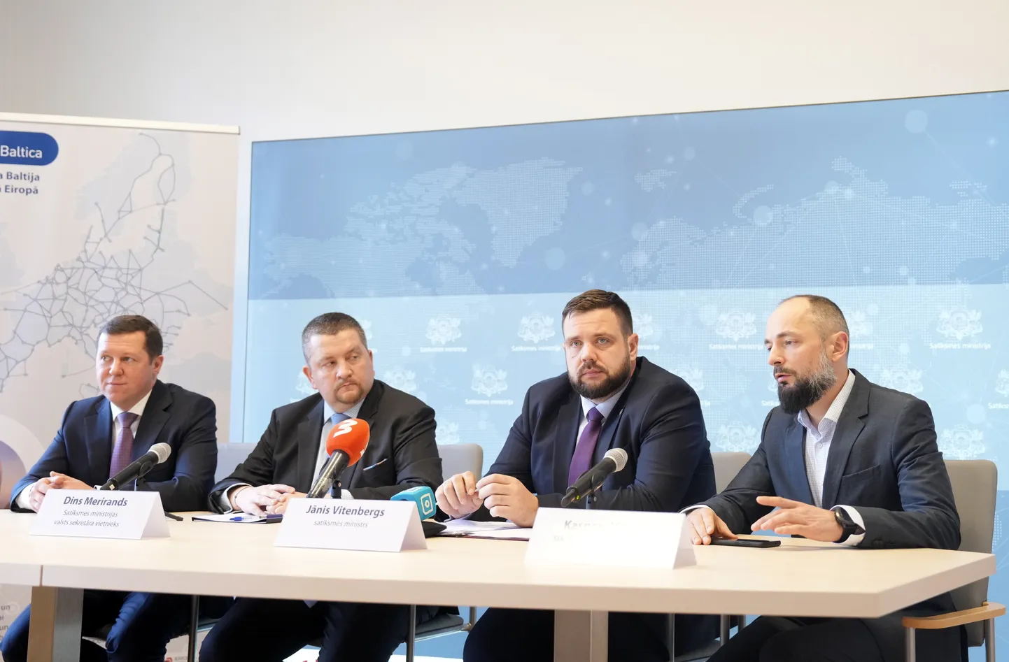 AS "RB Rail" izpilddirektors un valdes priekšsēdētājs Agnis Driksna (no kreisās), Satiksmes ministrijas valsts sekretāres vietnieks autosatiksmes, aviācijas un dzelzceļa jautājumos Dins Merirands, satiksmes ministrs Jānis Vitenbergs un SIA "Eiropas Dzelzceļa līnijas" valdes priekšsēdētājs Kaspars Vingris piedalās preses konferencē pēc tikšanās ar satiksmes ministru, kurā pārrunāja aktuālo informāciju par "Rail Baltica" īstenošanas gaitu.