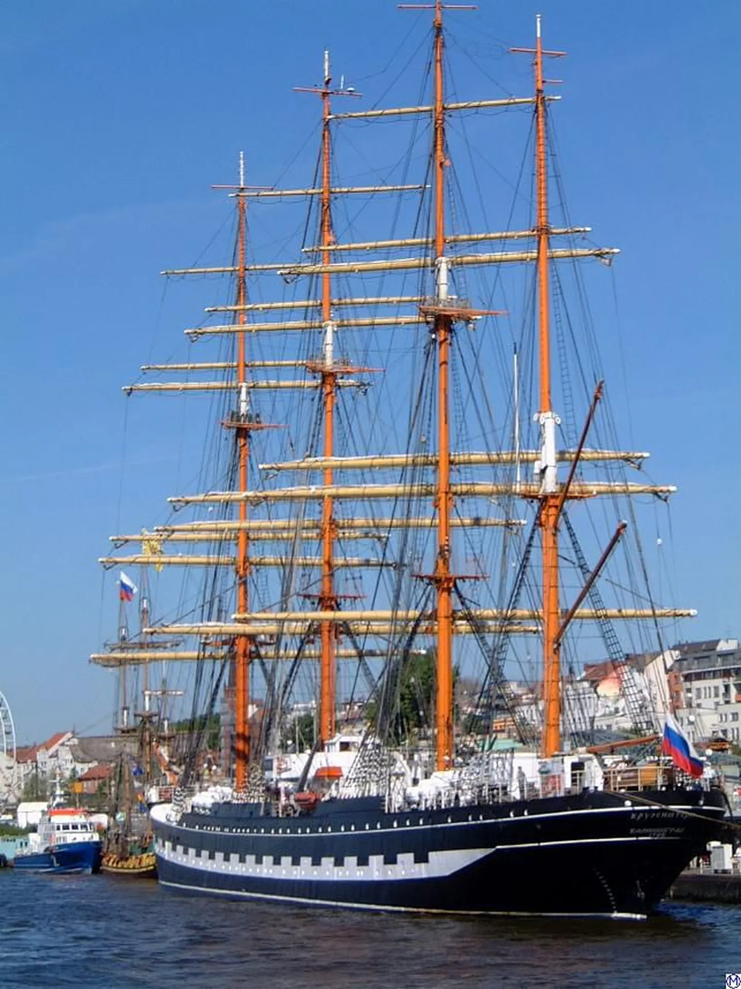 Neljamastiline Krusenstern Hamburgi sadamas.
