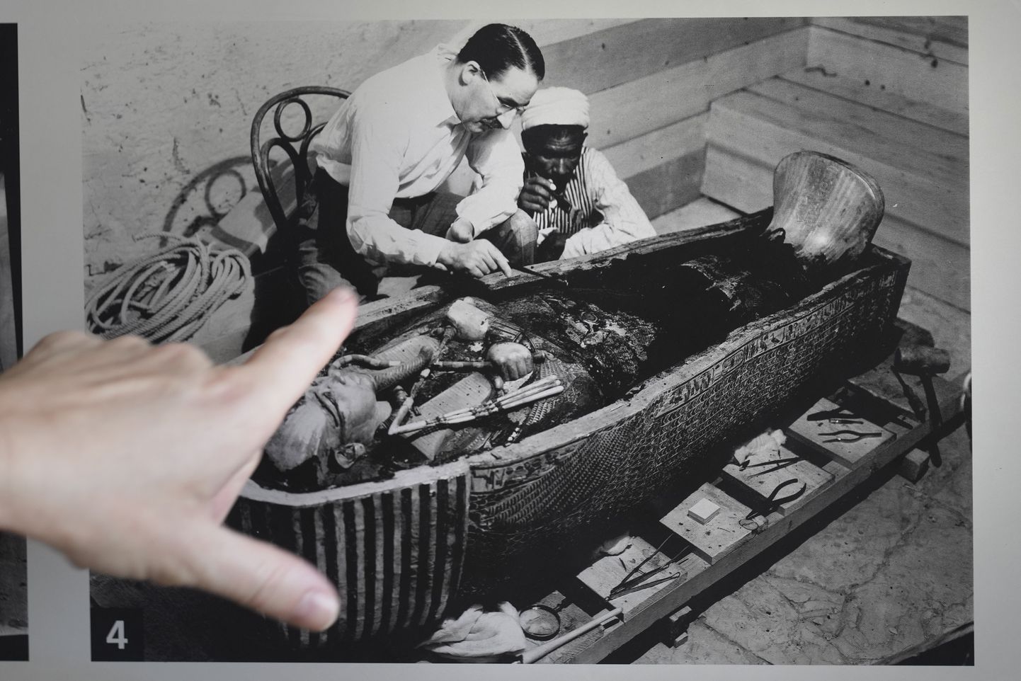 4. novembril 2022 möödub 100 aastat, kui Briti arheolog Howard Cater leidis Egiptuses Kuningate orus vaaro Tutanhamoni hauakambri. Fotol Carrter 1922 koos egiptlasest abilisega Tutanhamoni sarkofaagi uurimas