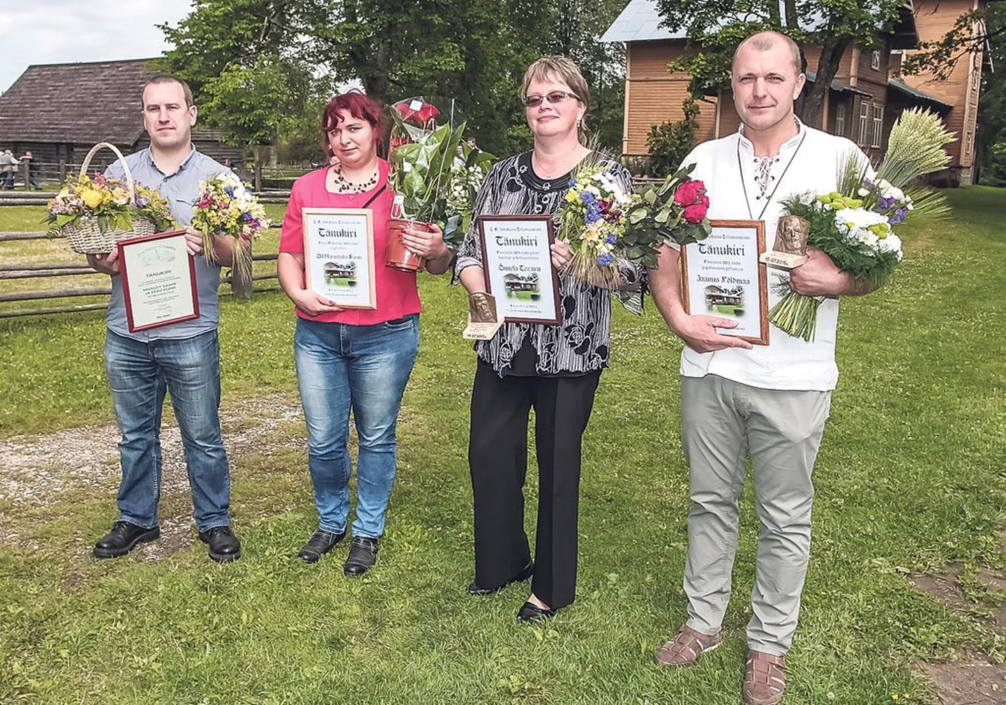 Jakobsoni konkursi laureaadid: (paremalt) tunnustatud põllumees Jaanus Põldmaa, haridus- ja kultuuritegelane Õnnela Teearu, Pärnu Postimehe eripreemia pälvinud Margot Saare ja Eero Kurm osaühingust Männituka Farm.