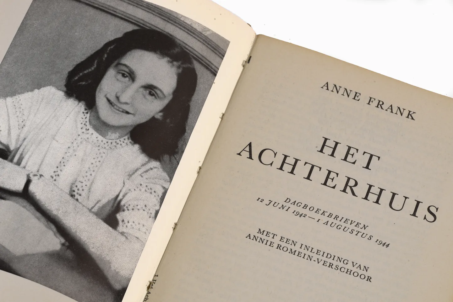 Hollandikeelne «Anne Franki päevik». Selle raamatu põhjal tehti USAs Michiganis Howellis kohalikus teatris lavastus, kuid etenduse ajal ilmusid teatri juurde mehed maskides, kes kandsid natsilippe