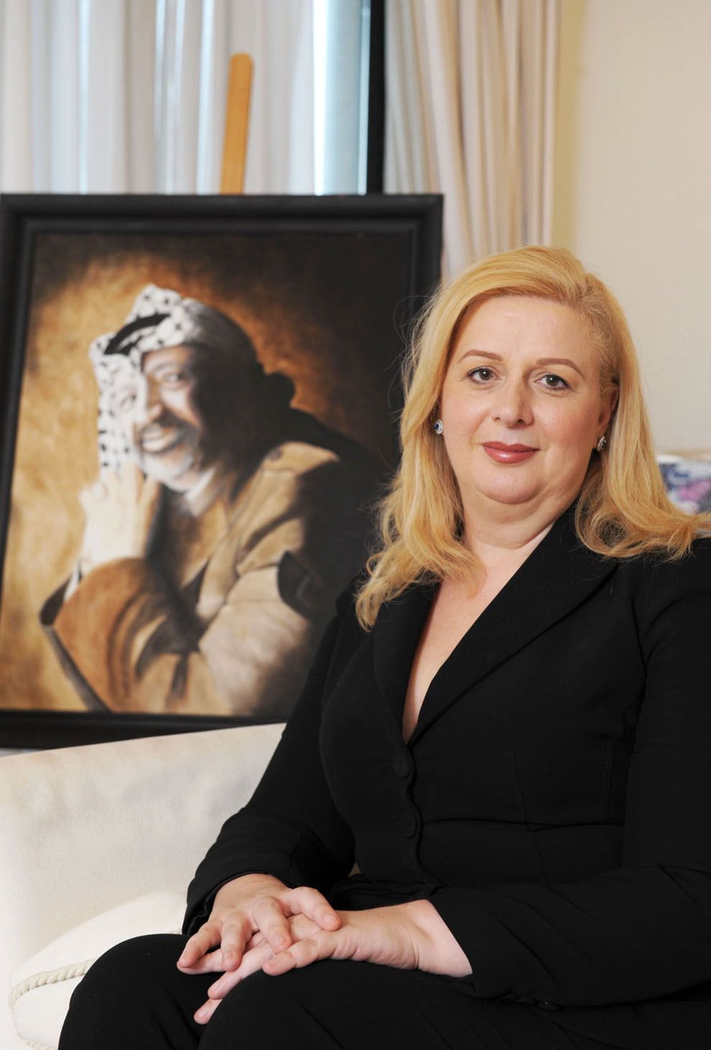 Yasser Arafati lesk Suha Arafat oma abikaasa portree taustal.