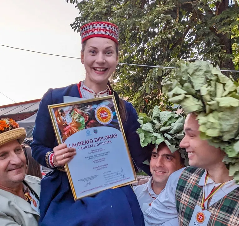 Festivāla "Saules zieds" konkursa Sudraba godalgas laureāte, koklētāja Rozīte Katrīna Spīča. 