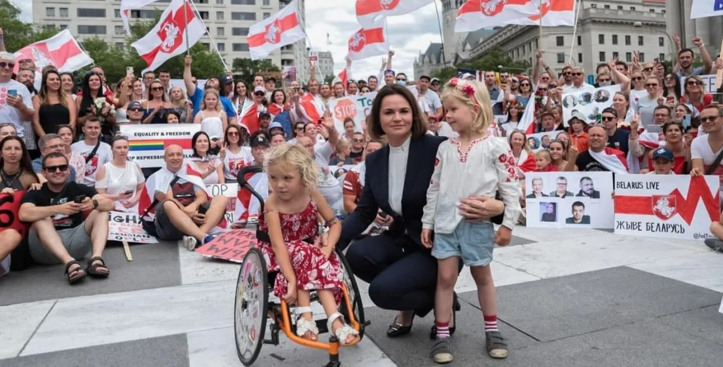 Вера Званько (слева) во время встречи Светланы Тихановской с диаспорой в Вашингтоне