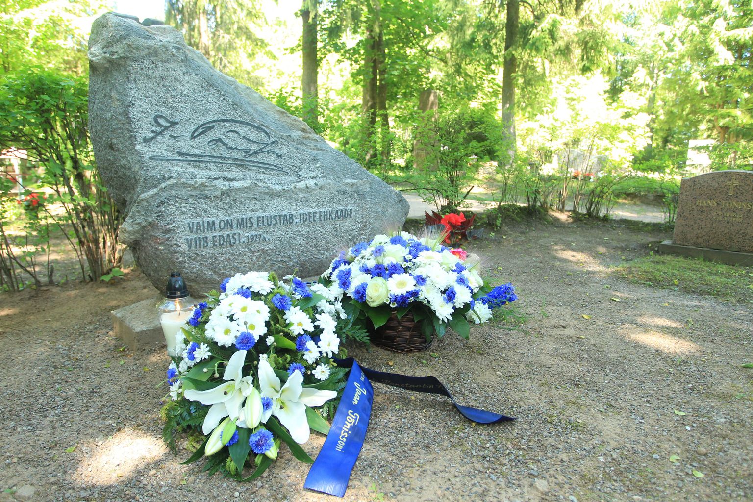 Et Jaan Tõnissoni matmise paika pole teada, avati 2015. aastal talle Raadi kalmistul mälestuskivi.
