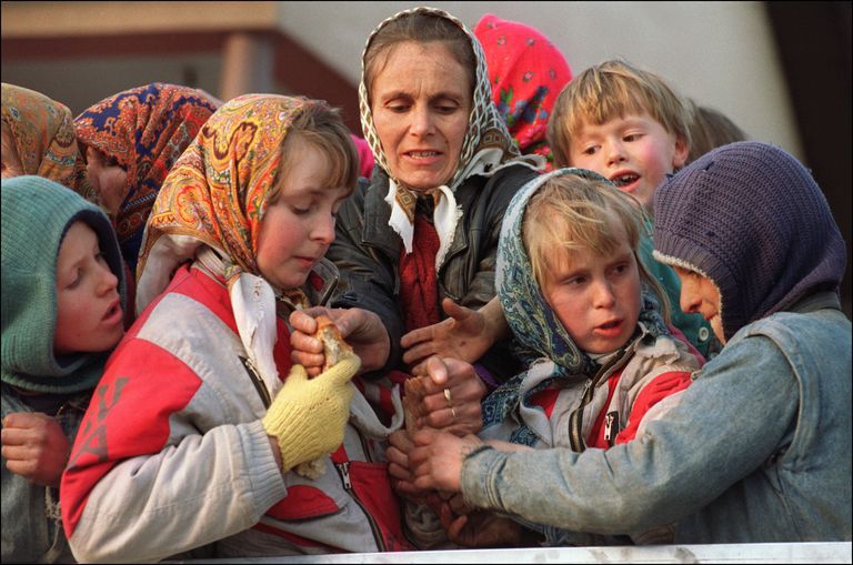 29. märts 1993: Srebrenicast pääsenud, kuid siiski näljas. Fotograafil õnnestus pildile saada hetk, kus ÜRO veokis Tuzlasse teel olnud bosnia moslemi naiste ja tüdrukute vahel puhkes tüli leivatüki pärast. Foto: Pascal Guyot/AFP/Scanpix