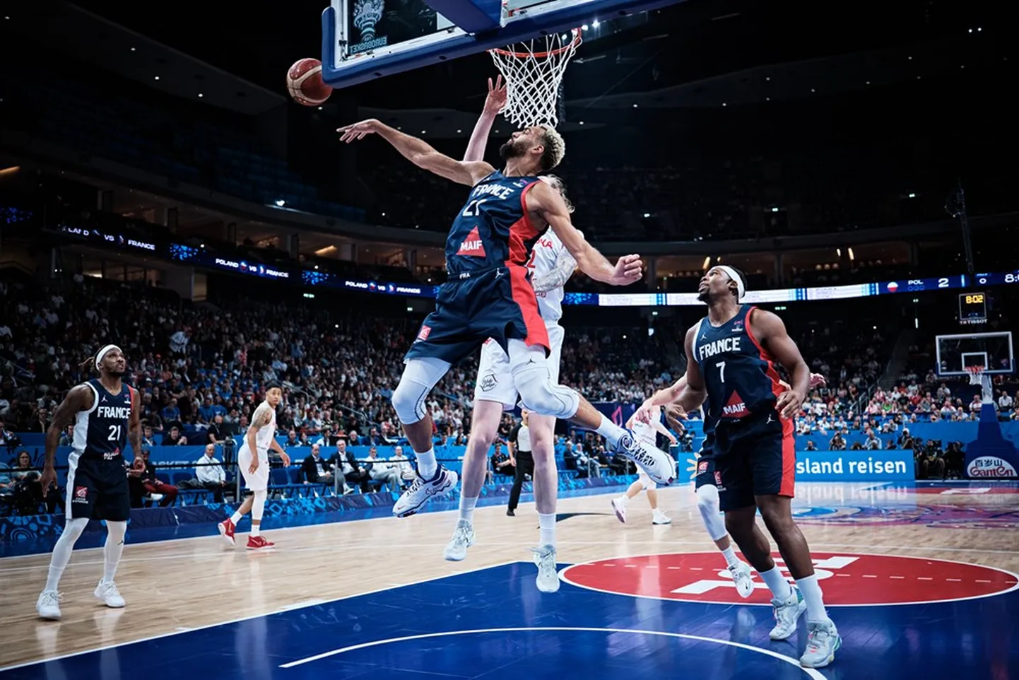 Rudy Gobert saatmas poolakate rünnakuürituse kus see ja teine.