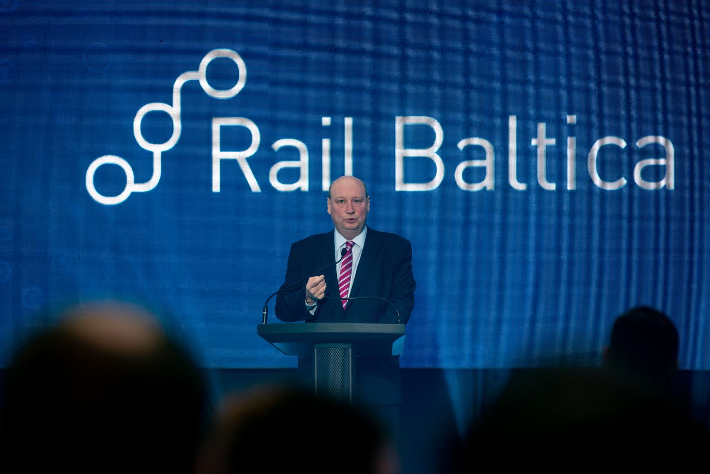 Euroopa Komisjoni kõrge ametnik Henrik Hololei pidamas kõnet Rail Balticu nurgakivi asetamisel Saustinõmme viaduktil.