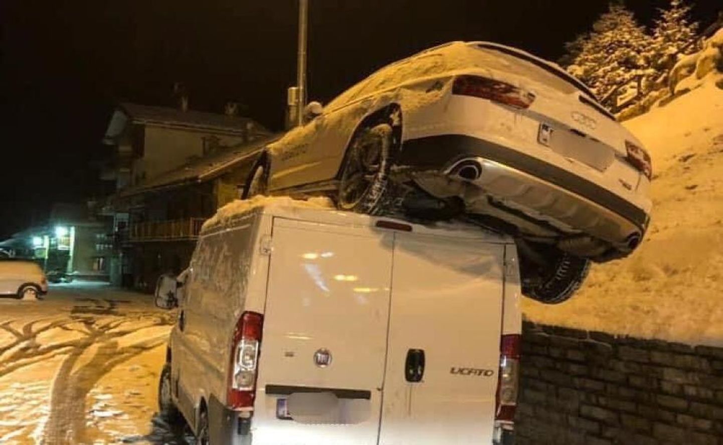 Машина итальянской горнолыжницы Софии Годжиа приземлилась на крышу фургона