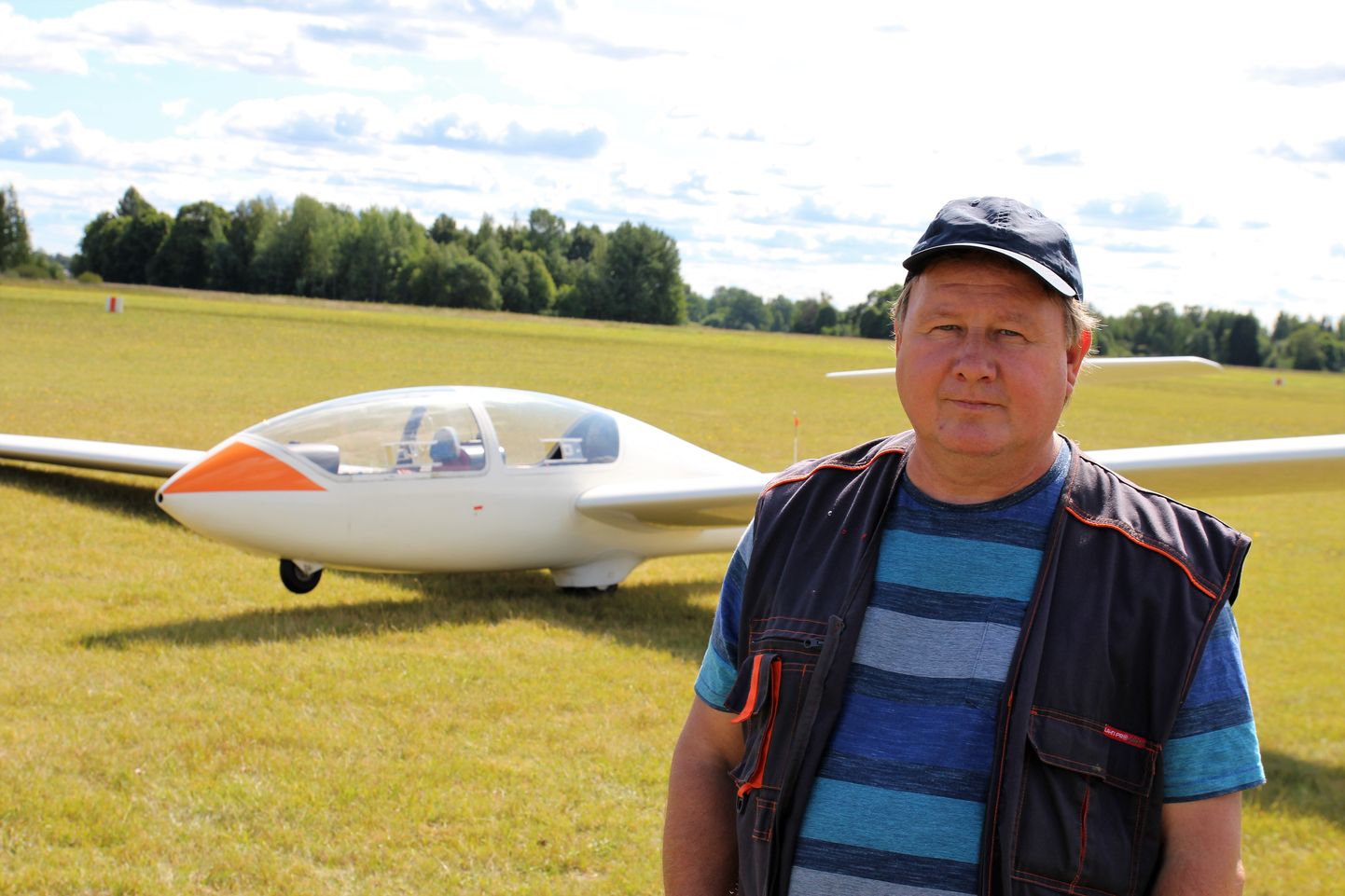 Lennuvälja juures tegutseva klubi eestvedajal Einar Viinal täitub septembris klubi liikmena neljakümnes aasta. Enamiku klubi lennukipargist moodustavad purilennukid.