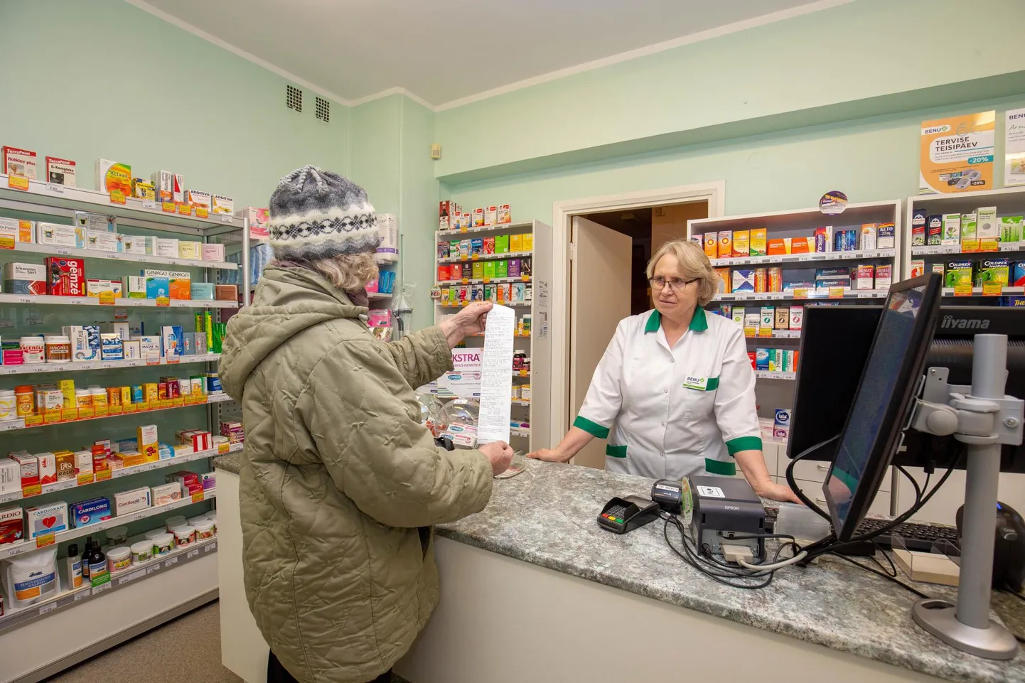 Aravete apteegi proviisor Lea Kruusimägi leiab, et vaktsineerimine võiks vähemalt esialgu jääda arstide teha.