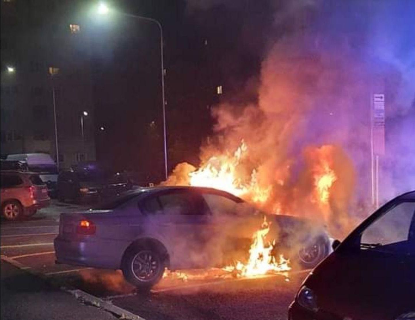 Noorperet tabas sügisõhtul halb üllatus: nende auto pandi põlema. 