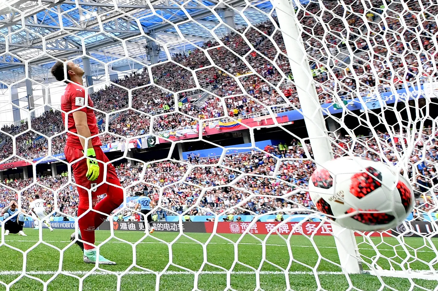 Fernando Muslera vaatab õnnetult, kuidas pall väravasse lendab