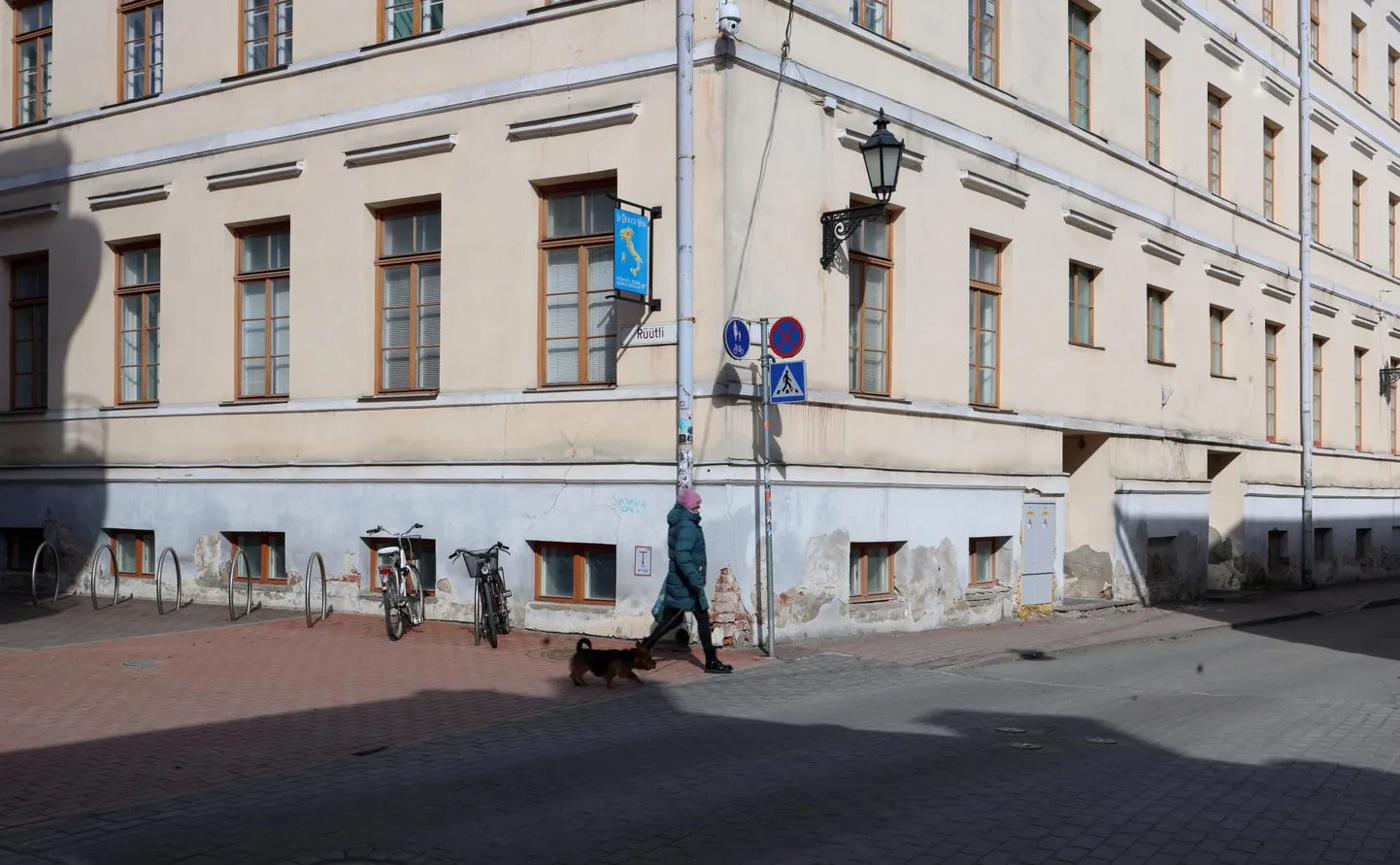 Gildi tänava vana polikliiniku kinnistupiiride üle käib vaidlus edasi, aga kinnistu oksjonile panekut see ei takista.