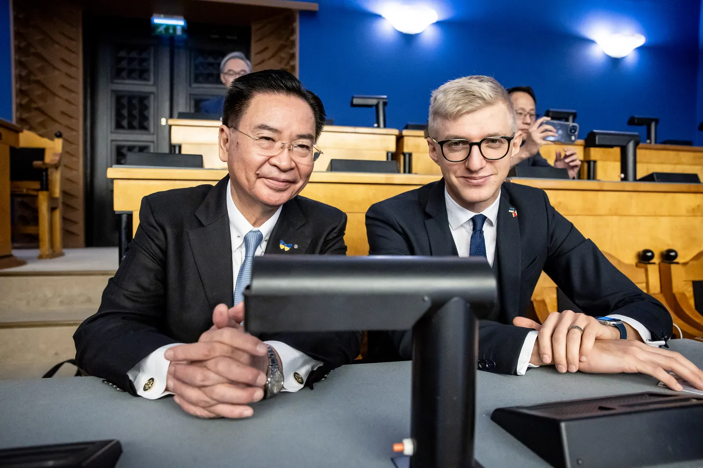 Taiwani välisminister Jaushieh Joseph Wu ja  Eesti-Taiwani toetusrühma esimees Kristo Enn Vaga mullu novembris riigikogu istungitesaali rõdul.