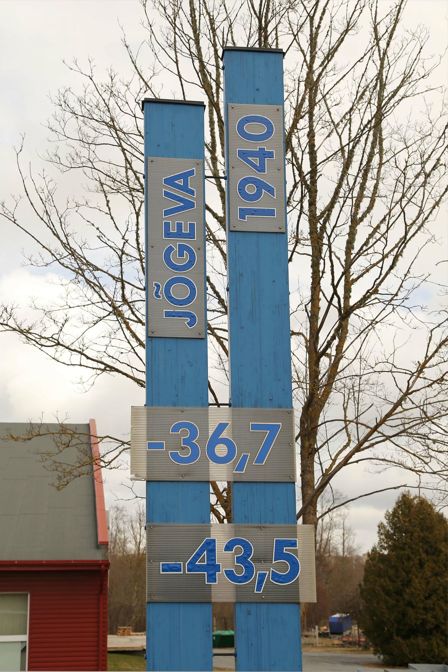 Jõgeva linna piirile Piibe maantee äärde on paigaldatud külmasammas, millel kirjas 1940. aastal mõõdetud Eesti külmarekord.