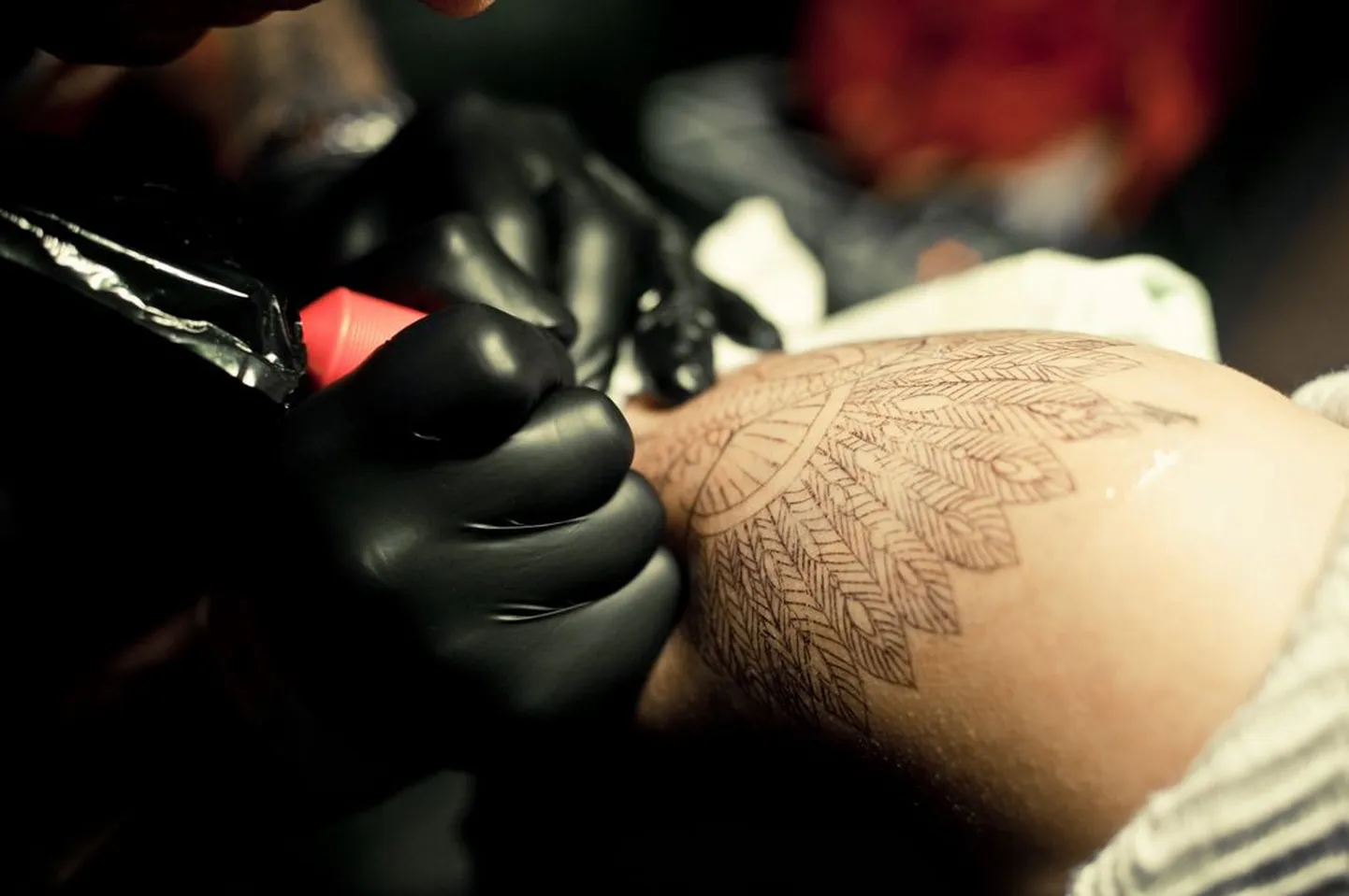 Татуировщик, фото иллюстративное