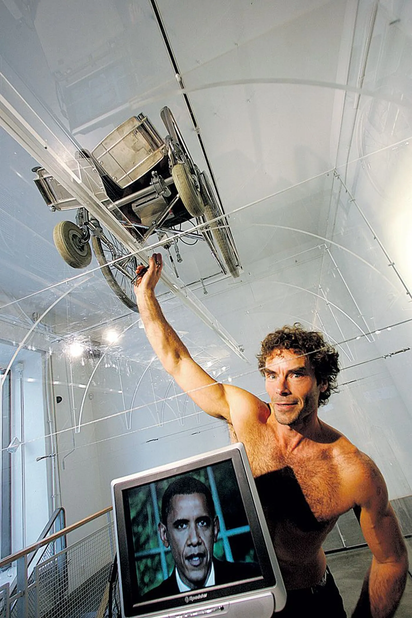 Mullu septembris näitas Raul Rajangu (42) alias Luminoso 3D-videot Tallinnas Hobusepea galeriis näitusel «Russkiy Razmer». Esilinastuvas filmis «Superluminous Darkness» on näha sama näituse klaaskuubik, videopilt ja ratastoolid.