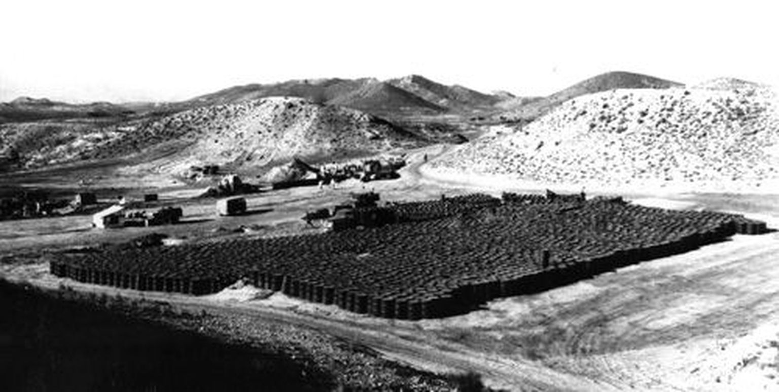 Radioaktiivse pinnase puhastamine Palomaresi küla lähedal.
