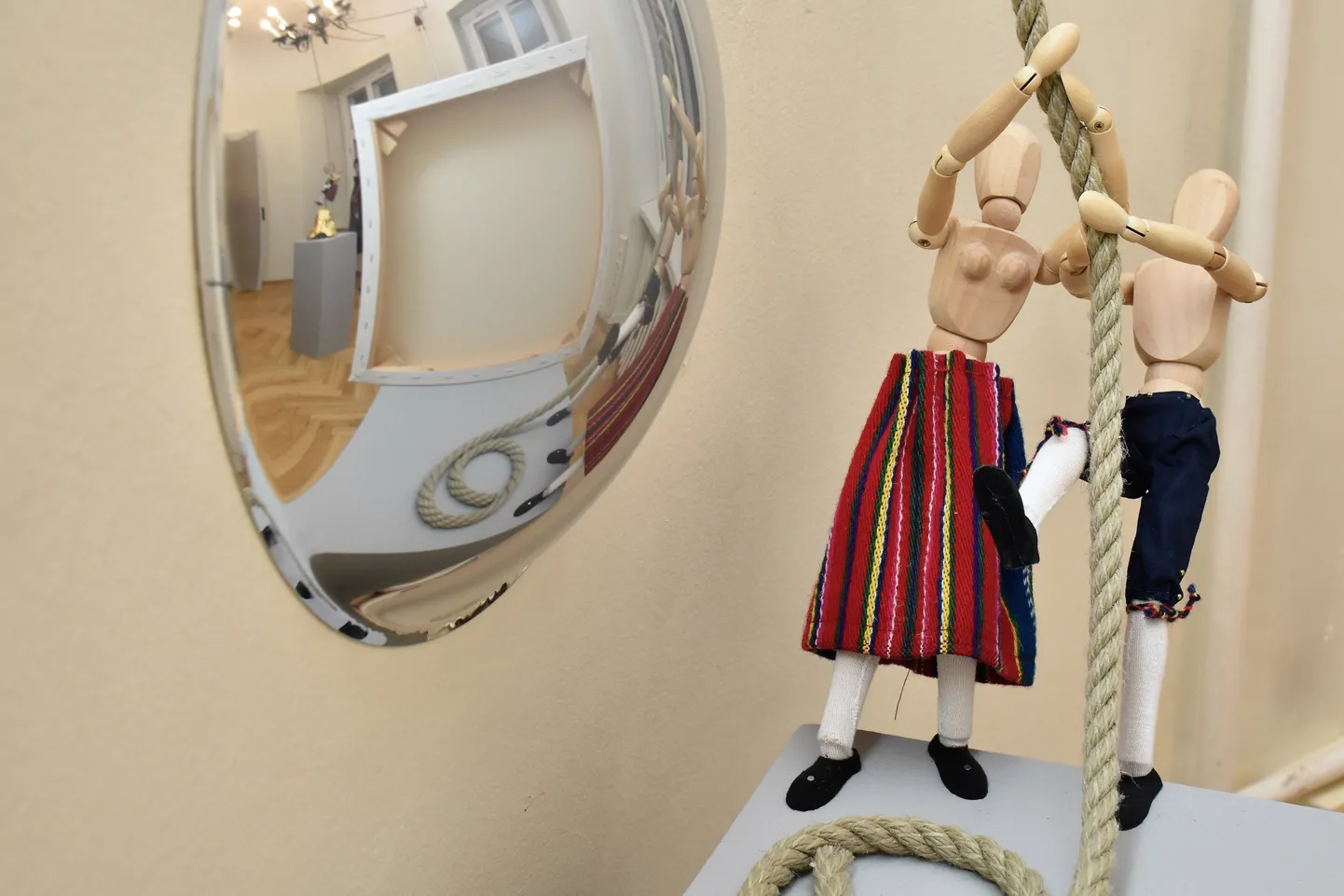 Pärnu linnagaleriis raekojas näeb Animailma näitust “Mugulad” ning Silja Saarepuu ja Villu Plingi näitust “Juurikad"”.