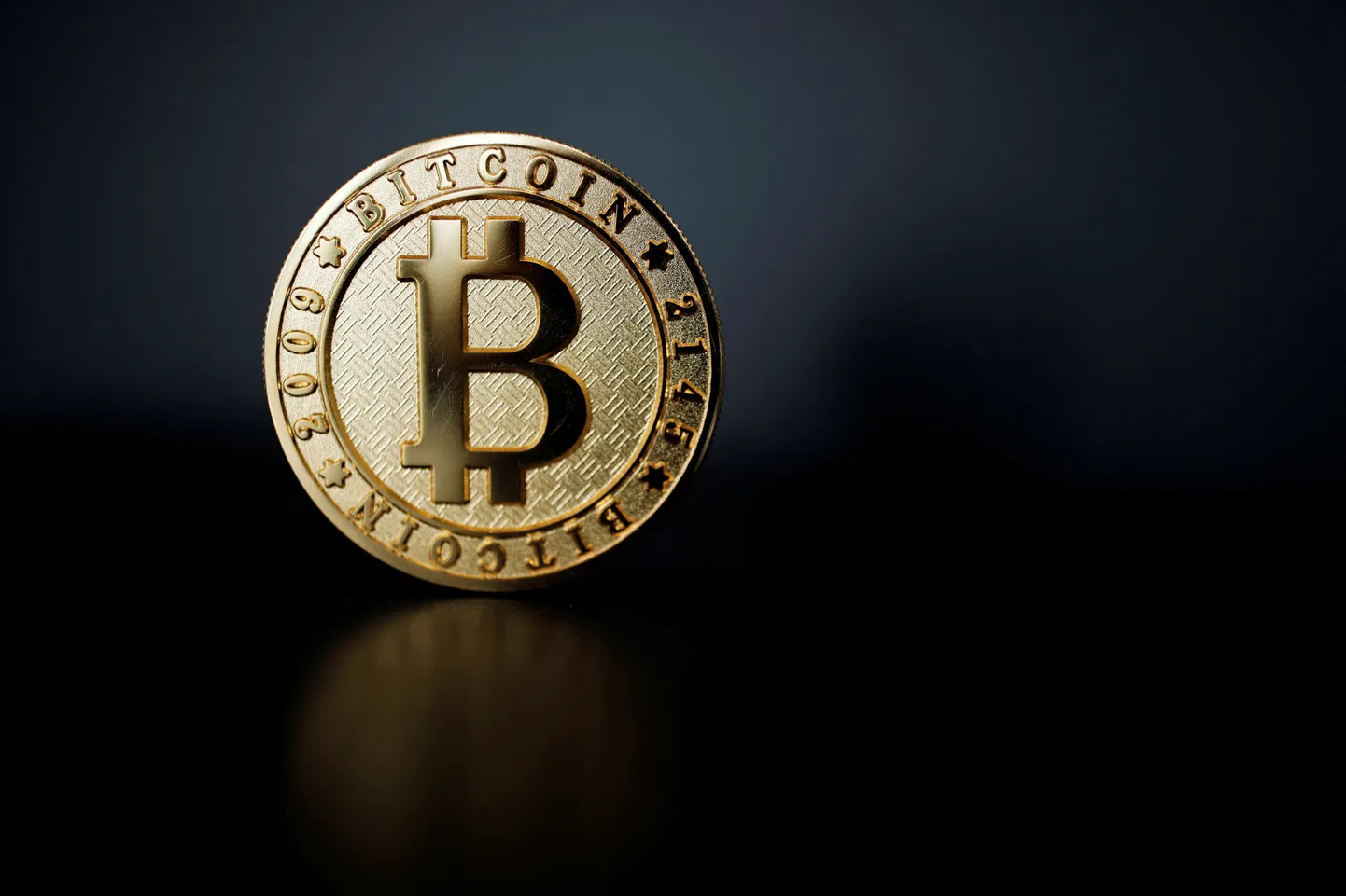 Bitcoin on näha illustratiivsel pildil. Füüsilisel kujul bitcoin'i siiski ei esine.