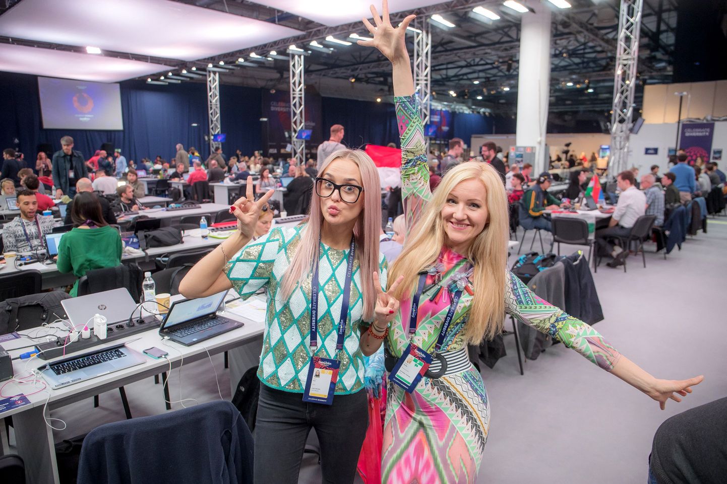 Reporterid Laura Kurs ja Kristina Herodes Kiievis vahetult enne Eurovisiooni esimest poolfinaali