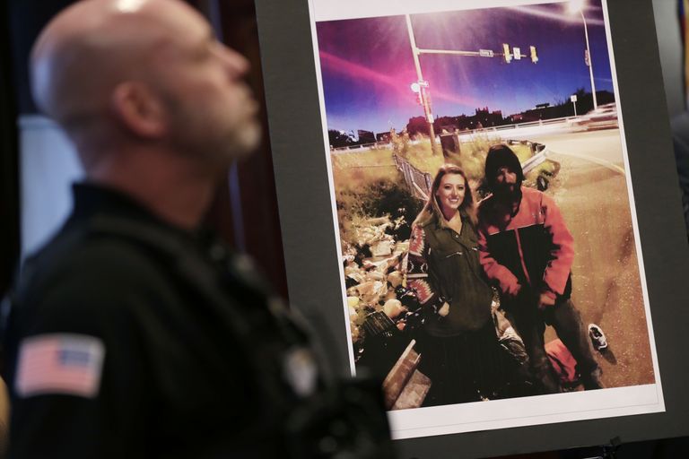 Katelyn McClure ja Johnny Bobbitt pildil, mida politsei näitas 15. novembril toimunud pressikonverentsil New Jerseys Mount Hollys