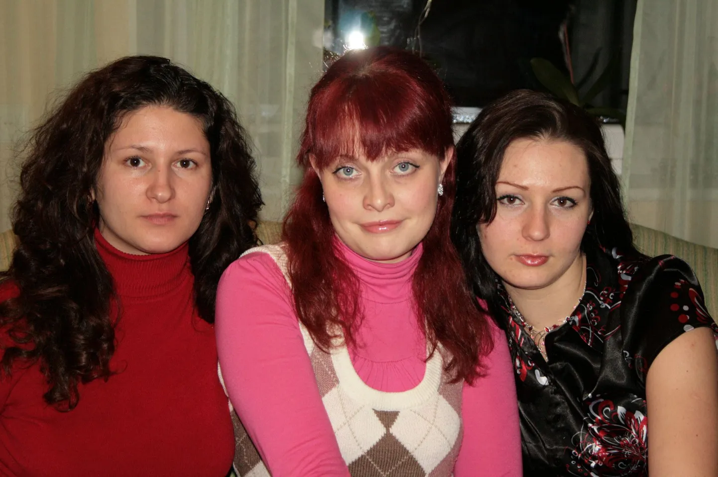 Алеся Папанова.
На фото подружки Женя, Нина и я (Алеся). Фотография сделана на Рождество, которое из года в год уже более 10 лет мы празднуем вместе