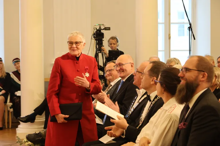 Merle Karusoo valmsitub auhinda vastu võtma.