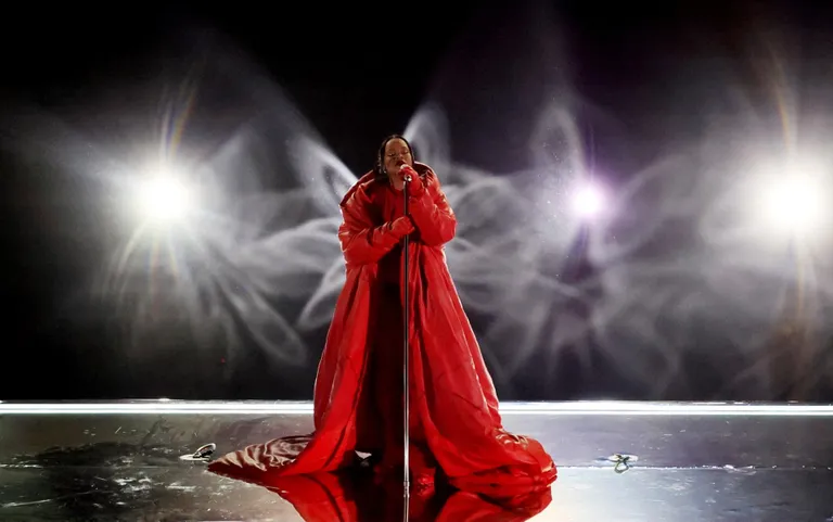 Rihanna esinemas NFLi 57. Super Bowlil.