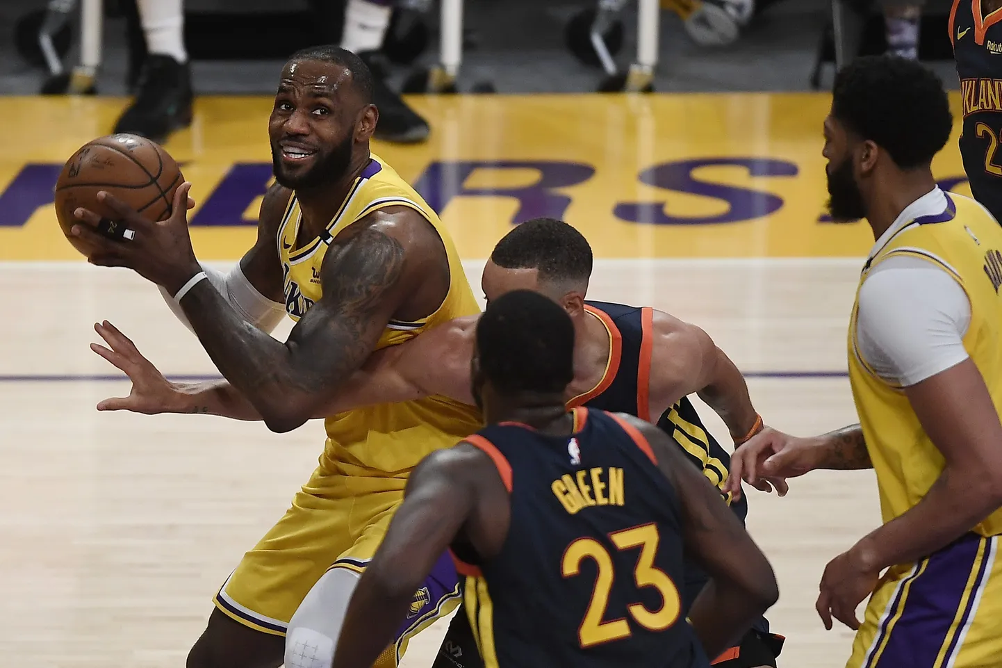 LeBron James (palliga) tegi tähtsas mängus Warriorsi vastu kolmikduubli.