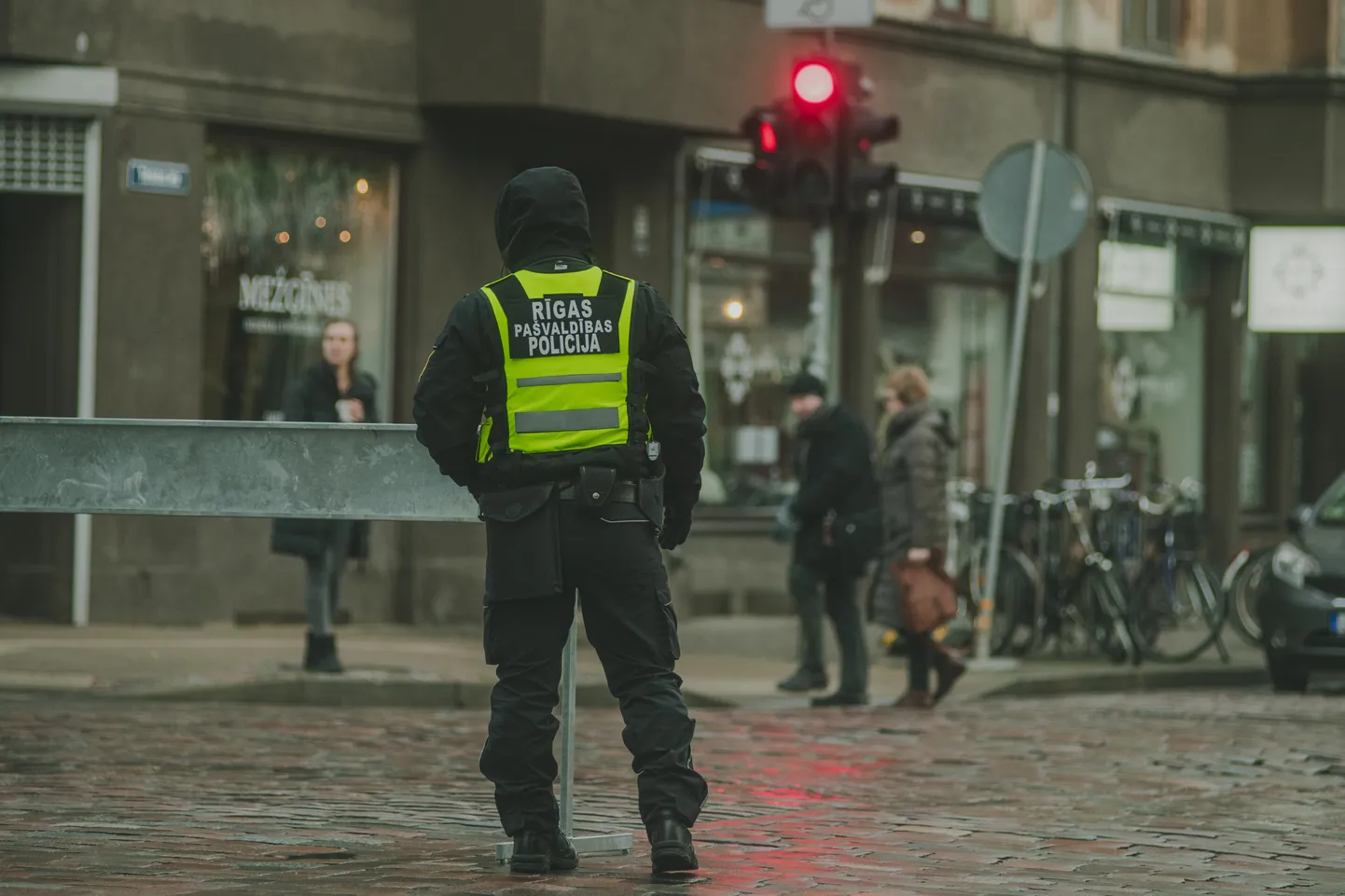 Foto: Tērbatas iela atvērta gājējiem un velobraucējiem