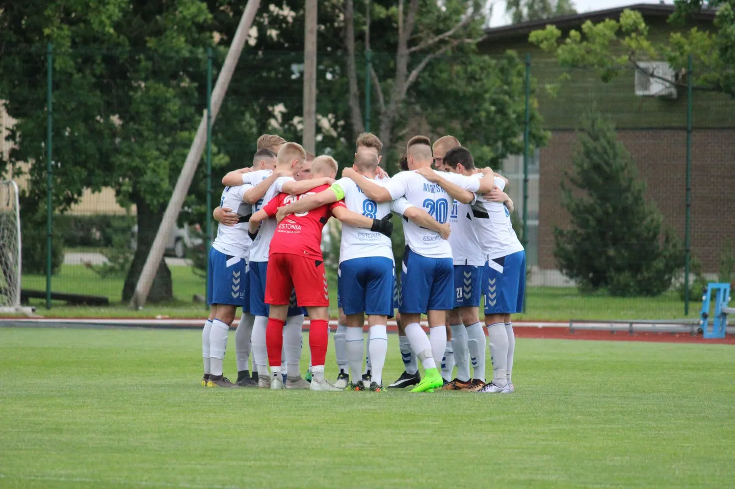 Pärnu jalgpalliklubi meeskond tõusis tabelis Vändra tiimi kannule.